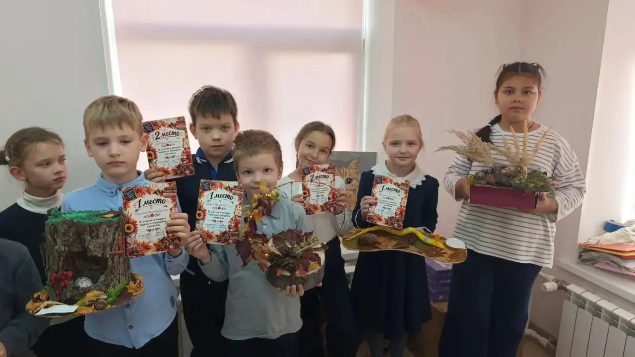 6 октября во 2 А и во 2 Б классах прошёл конкурс поделок из природного материала. Ребят...