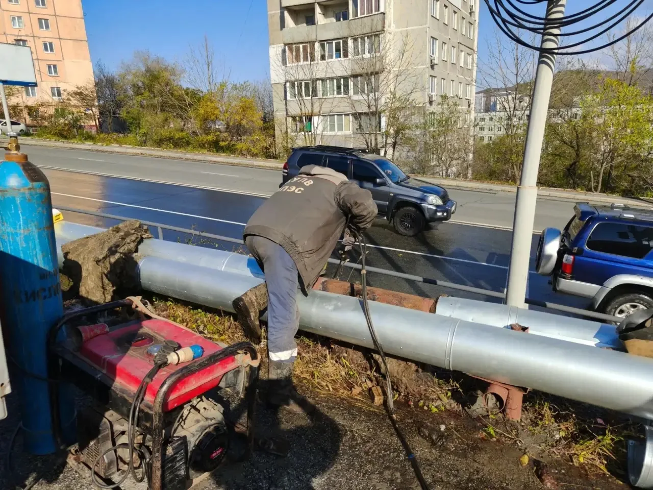 Бригада тепловых сетей АО «ВПЭС» продолжает работать над восстановлением трубопровода в...