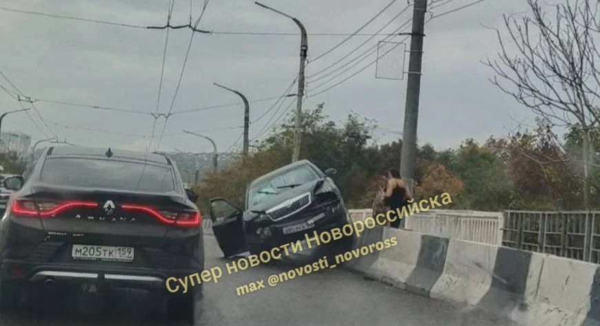 В Новороссийске легковушка влетела на ограждение моста.