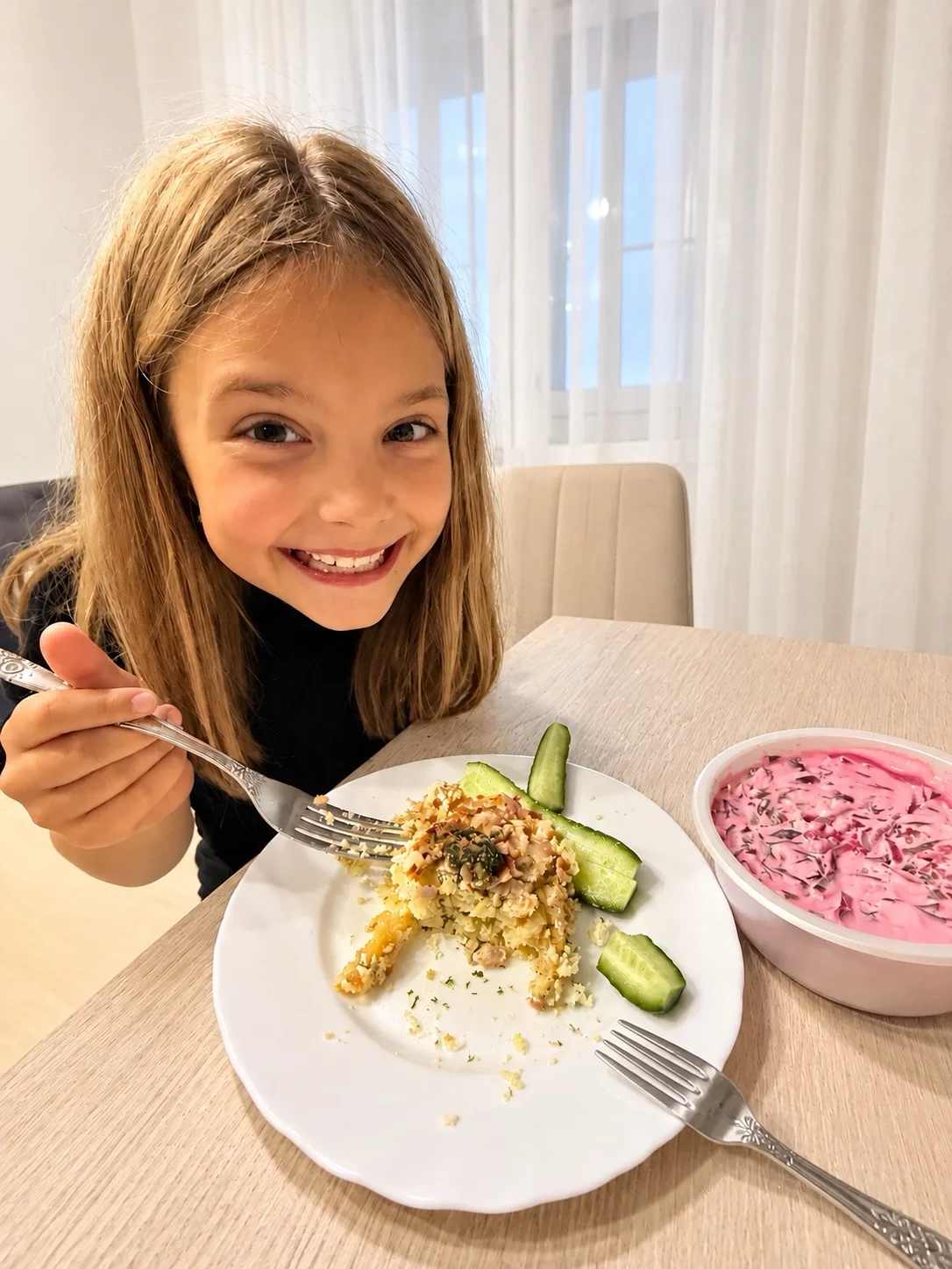 Села ужинать, Ксения не голодная, но сказала очень вкусно пахнет и пристроились к моей ...