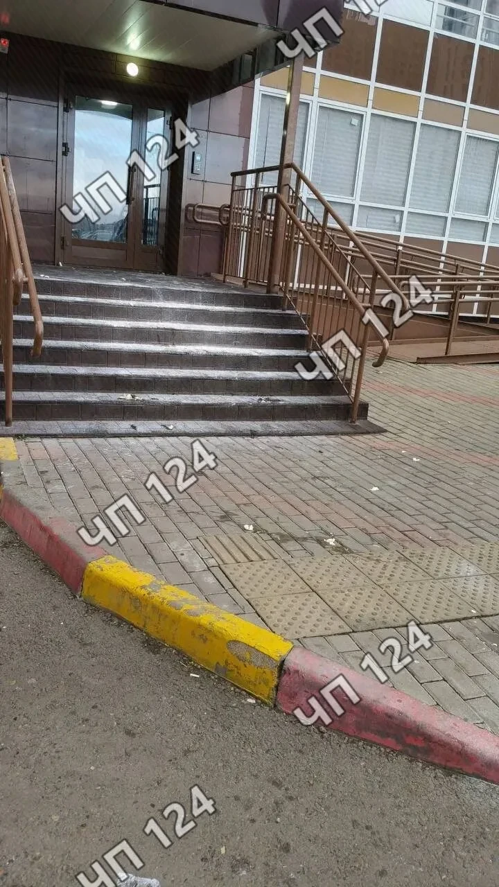 В Красноярске хулиганы закидали подъезд яйцами и мукой