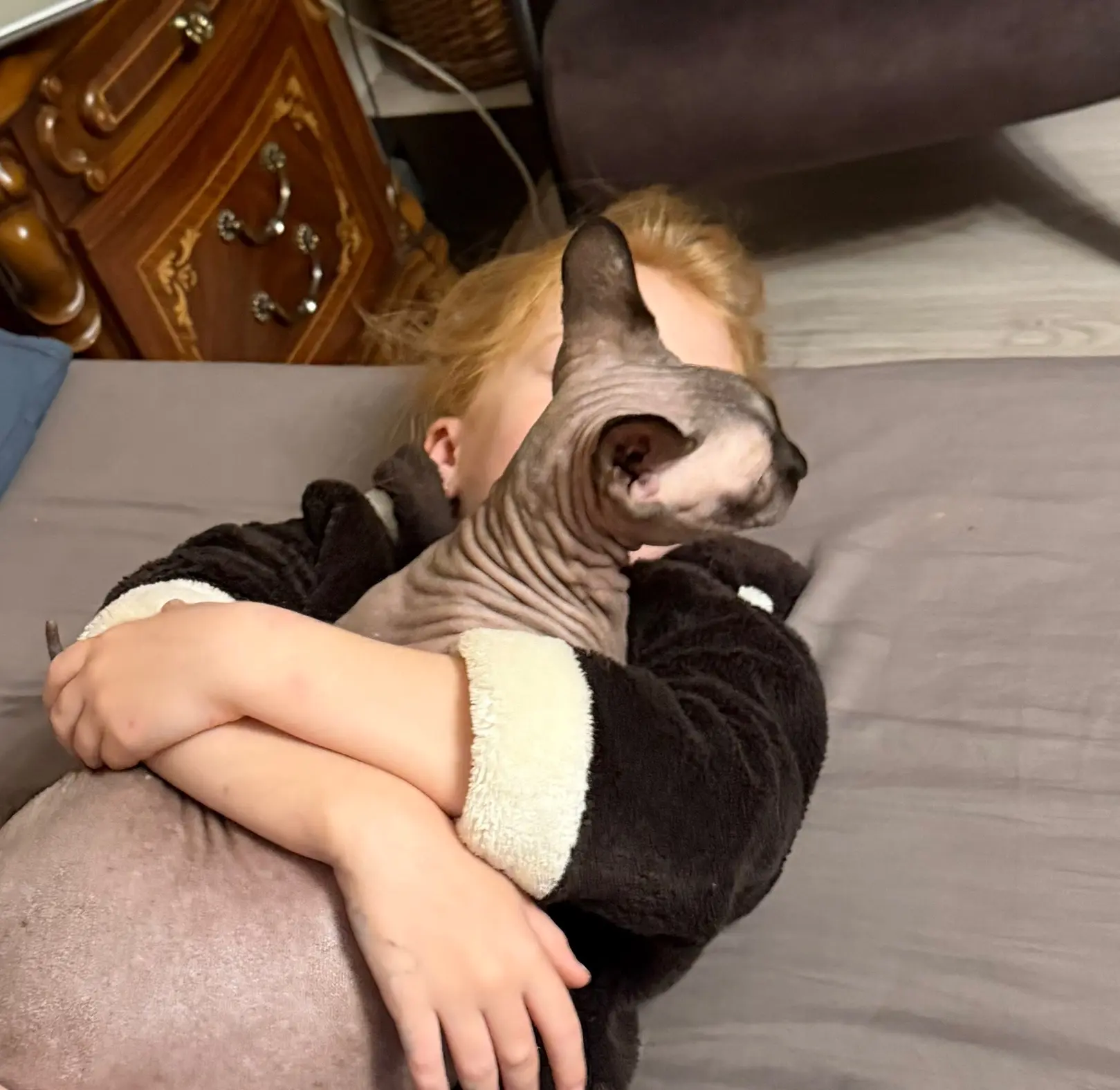 Вот так я их утром застала, когда пришла будить. Наташа спит, реально 😄🤭