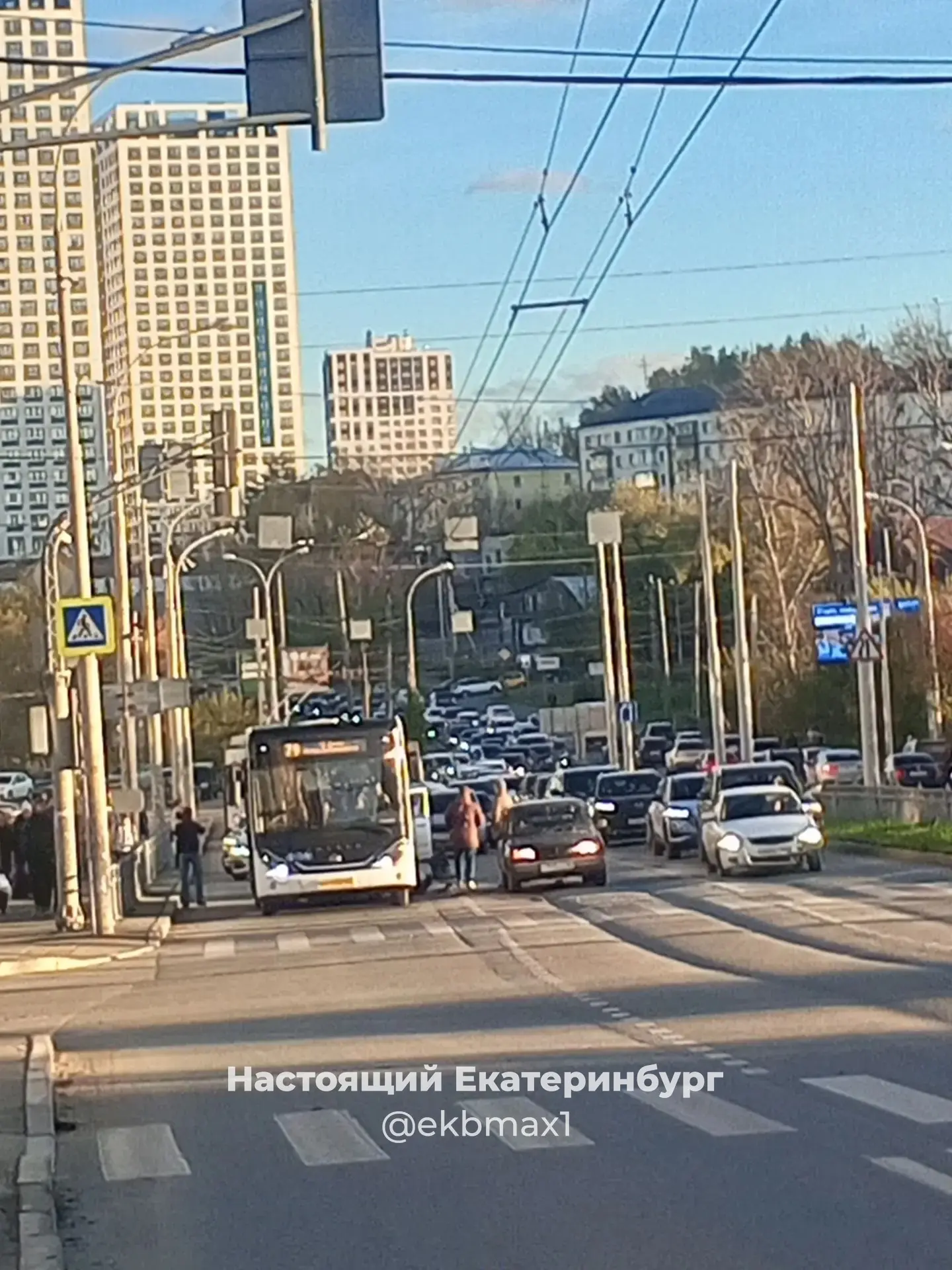 Неадекват на Уктусе снес зеркала у целого ряда авто и уехал в закат...