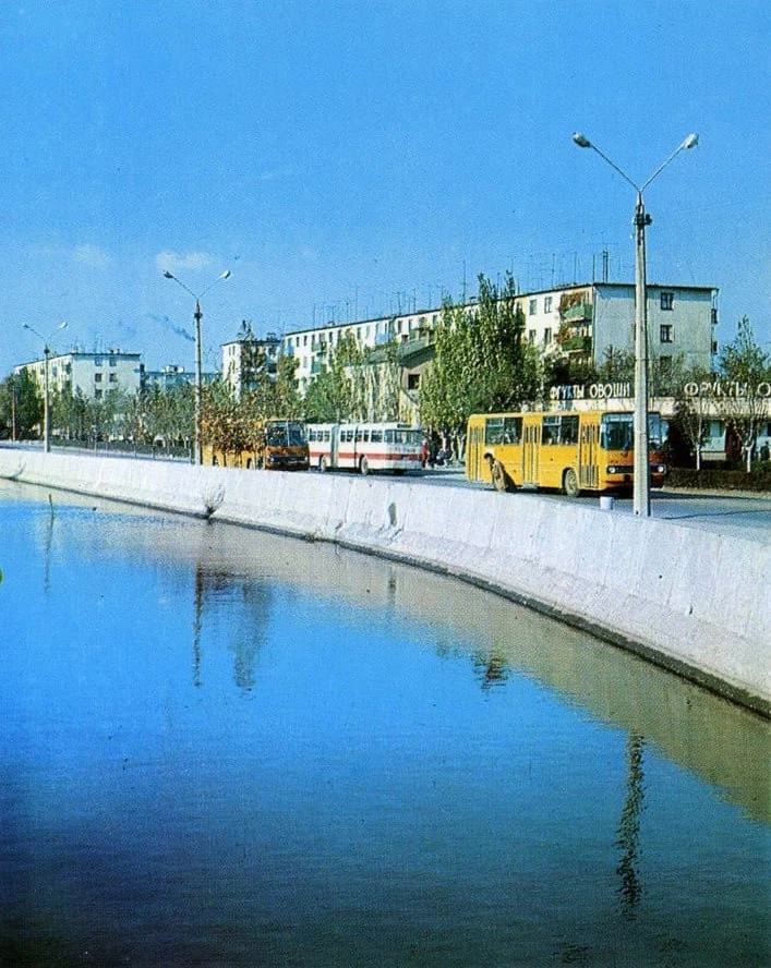 Икарусы на набережной Мелек-Чесме на снимке 1974 года.