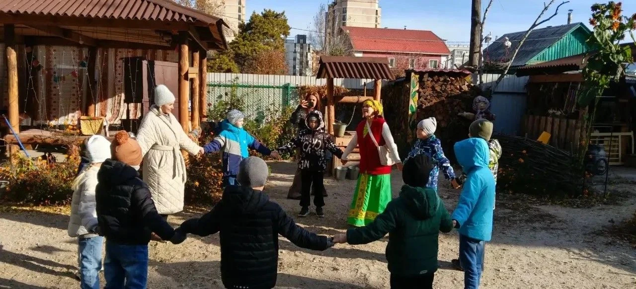 Ученики 1 «А» класса с пользой провели каникулы, посетив «Избу русских забав».
