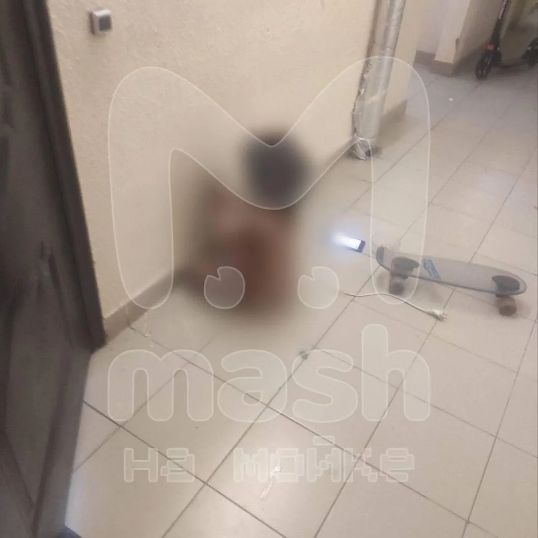 😨 В Кудрово пятилетнюю девочку нашли раздетой на лестничной клетке