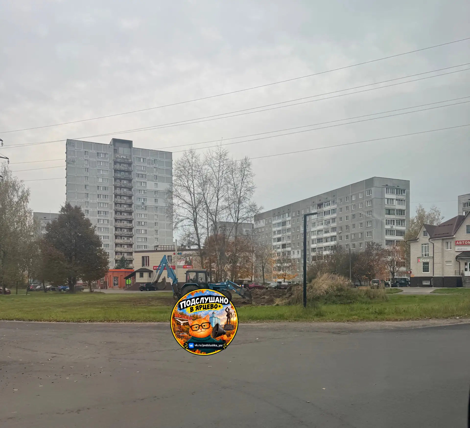 🌸 В начале проспекта Металлургов сносят клумбу, которая была там много лет и за которо...