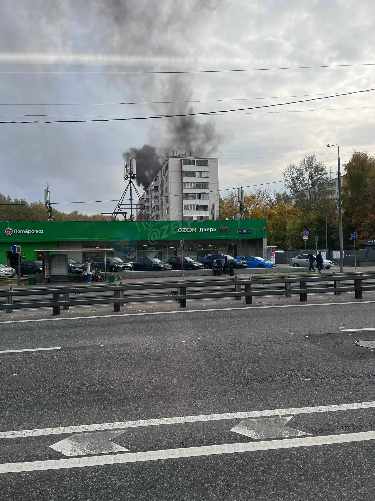 Сегодня около 15:30, во время строительных работ, загорелась кровля 9-этажного корпуса ...