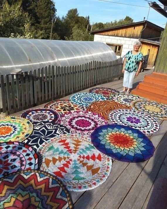 Какие красивые коврики мастерица создала!