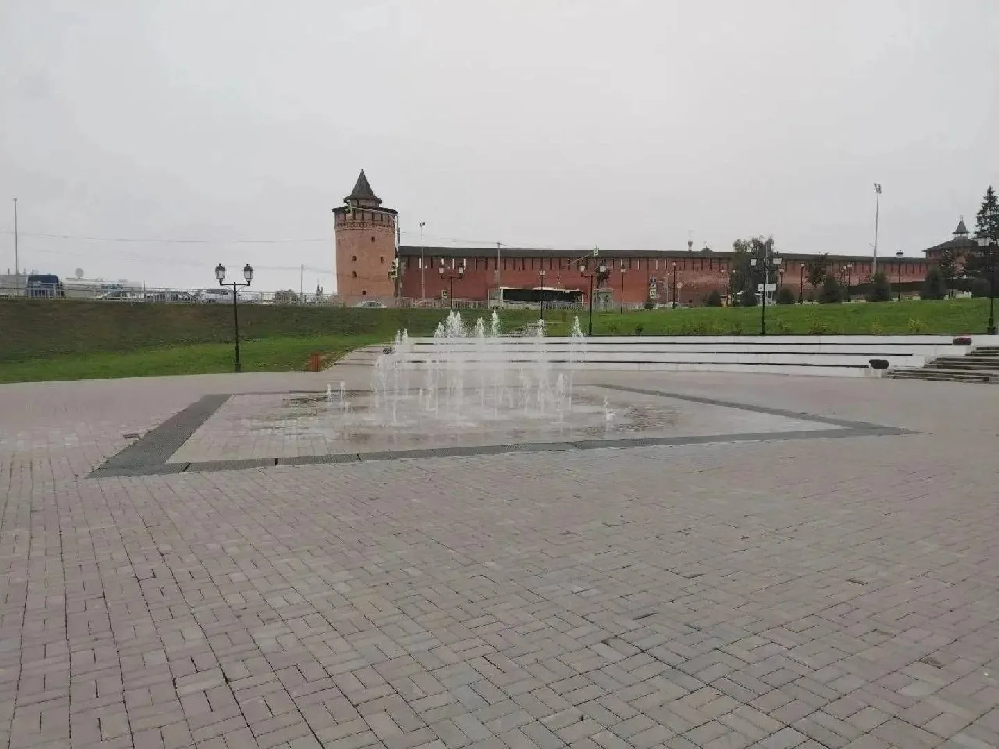 ⛲ В городе начали готовить фонтаны к зиме: сливают воду, убирают насосы и защищают конс...