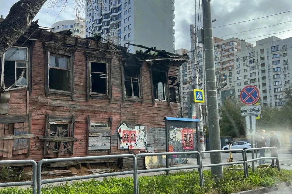 «С крыши балки свисают над головами»: жители бьют тревогу из-за сгоревших домов в центр...
