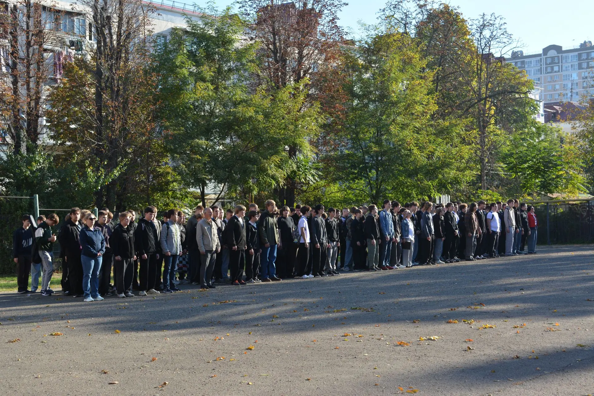 Сегодняшняя линейка началась с торжественного поднятия Государственного флага Российско...