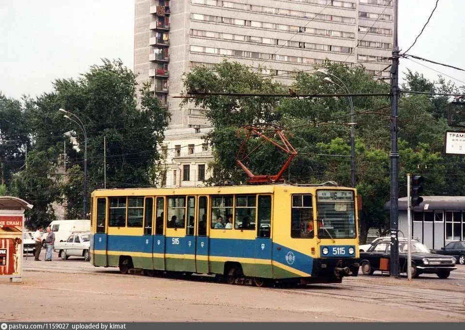 Старый добрый трамвайчик на Бульваре Энтузиастов в 1997-м году.
