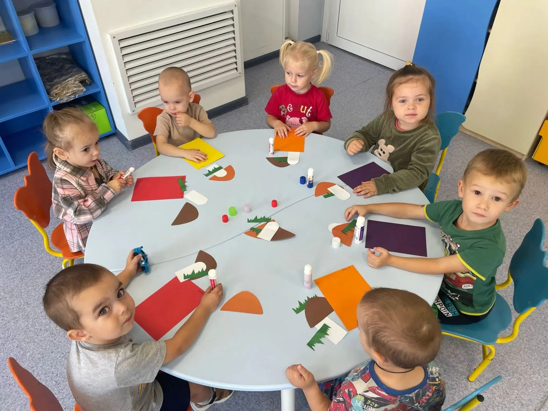 Аппликация «Грибочки в лесу»: творим вместе с малышами! 🎉