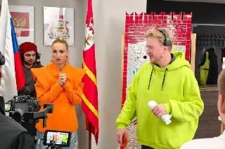 Телеведущая и певица Ольга Бузова посетила Смоленск в рамках съемок образовательного ре...