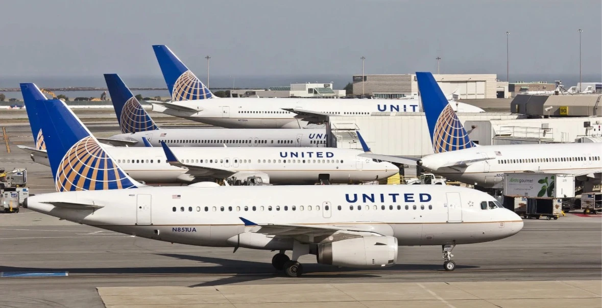 Самолет United Airlines, летевший из Вашингтона в Амстердам, подал сигнал бедствия над ...