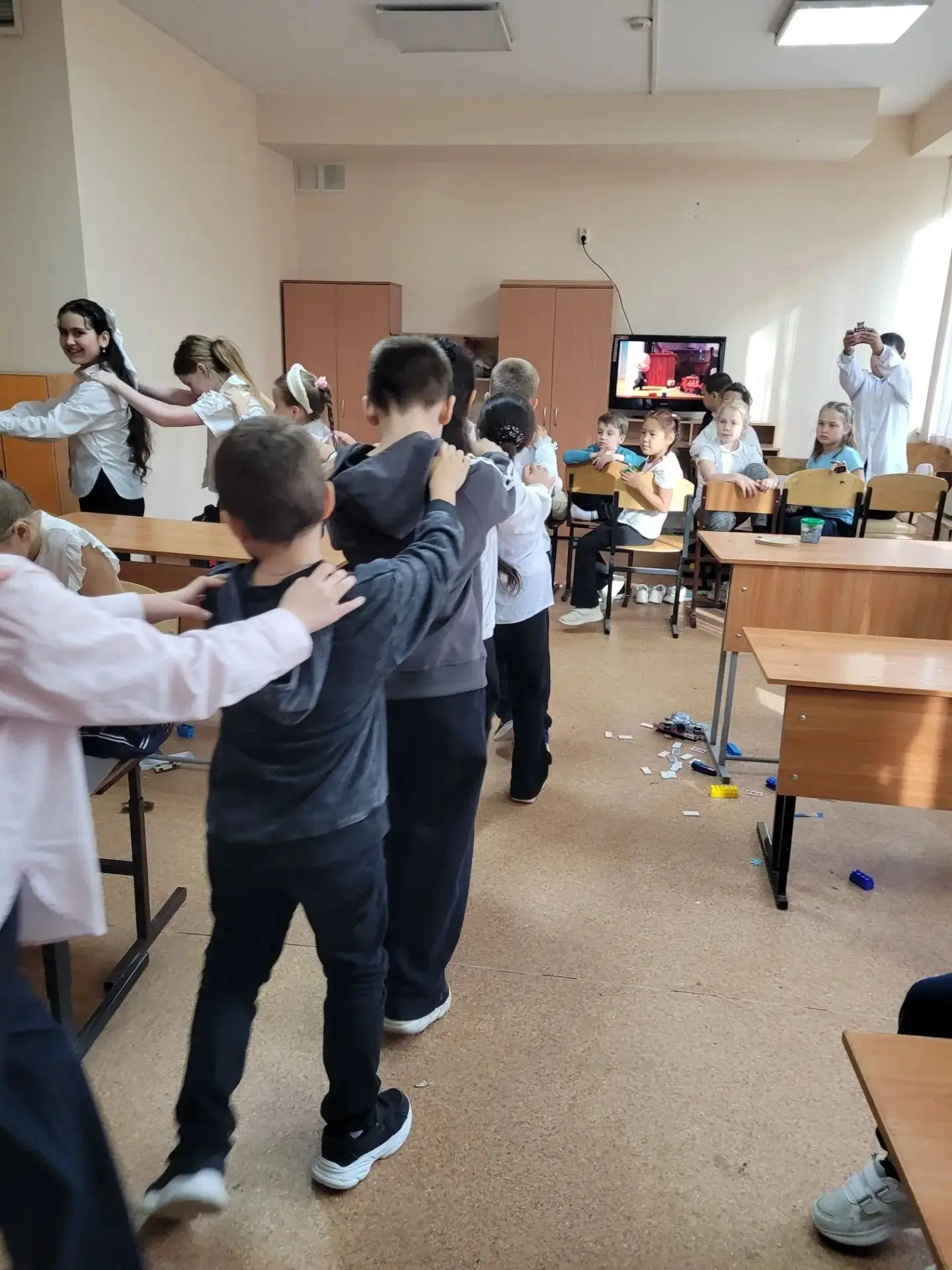 Ученики 3 «А» познакомились с ребятами из 10 «А», 6 «Г», 8 «В» и даже с сотрудниками ох...