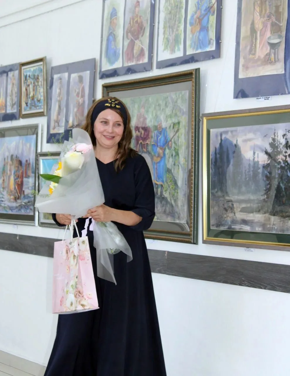 В майминском Центре культуры открылась выставка семейной пары художников-педагогов Серг...