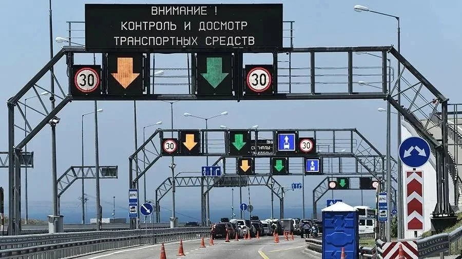 В очереди на ручной досмотр со стороны Тамани находится 350 транспортных средств. Время...