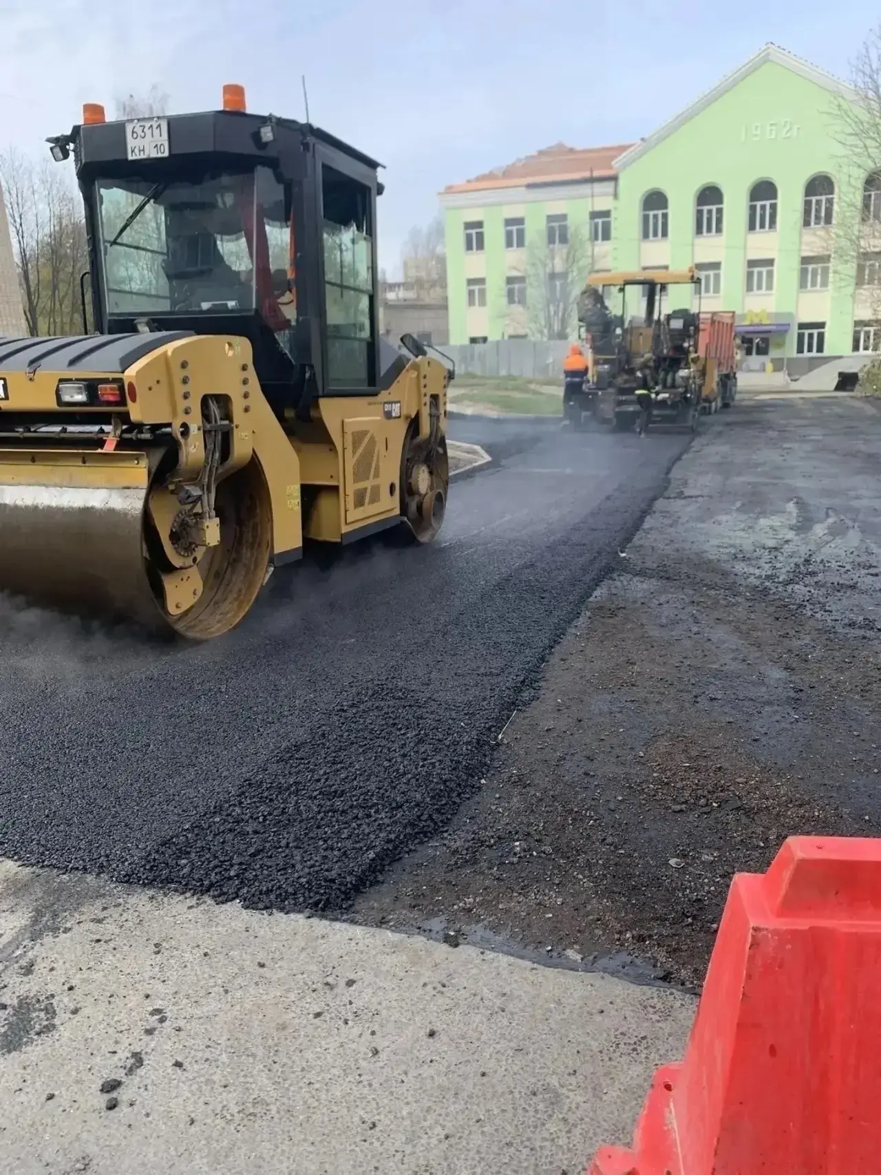 Заасфальтировали подъезд к Дому молодёжи.