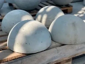 Полусферы изготовлены для дома 7 по улице Гагарина. Они ограничат движение автомобилей-...