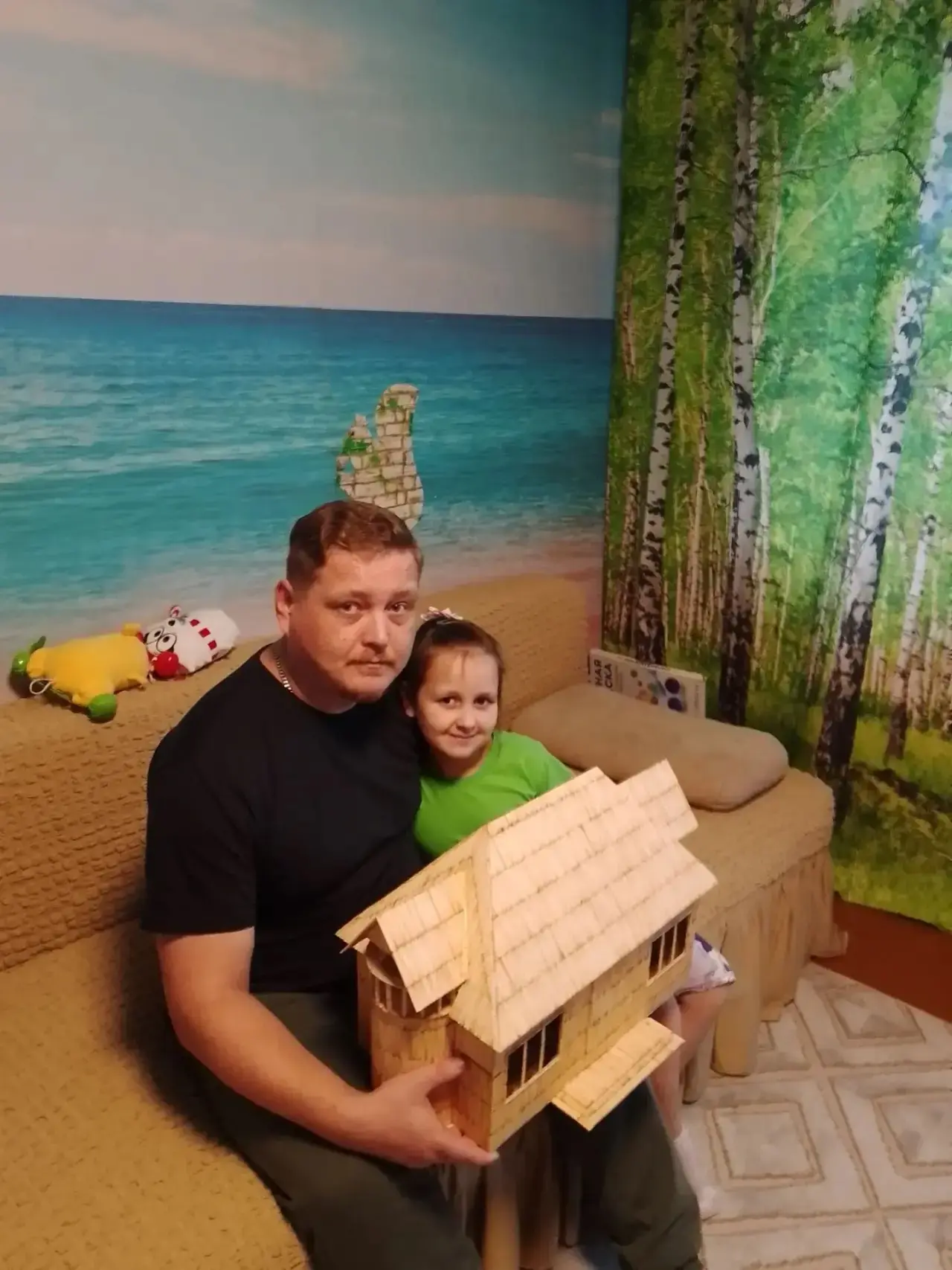 Папино хобби.Мой папа делает домики из спичек.Мне очень нравится наблюдать как из мален...
