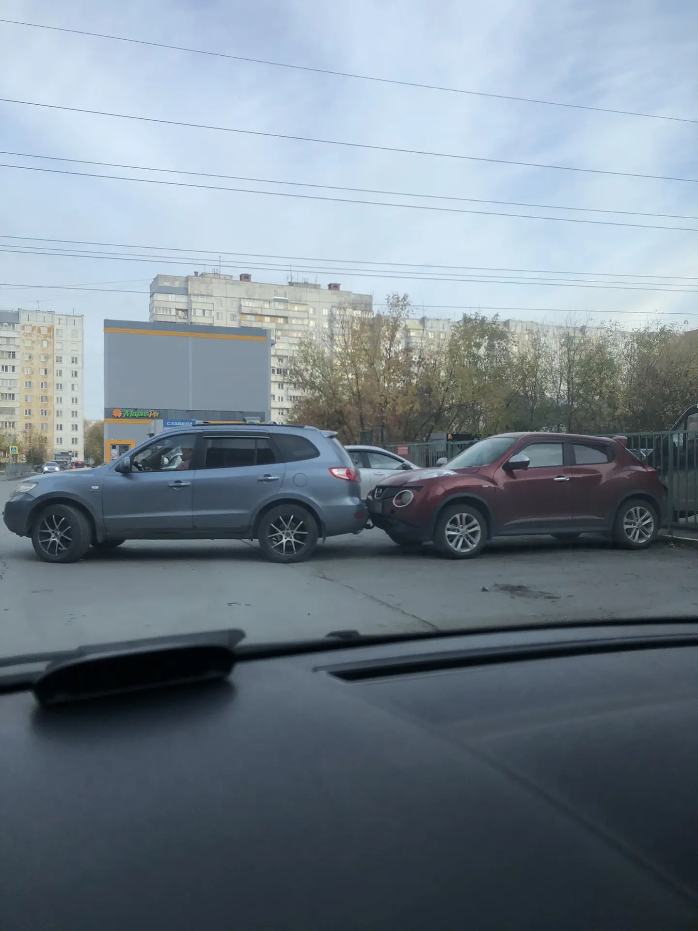 На выезде с Рябиновой видимо небольшое ДТП, затруднен проезд. Машины едут по тротуару.
