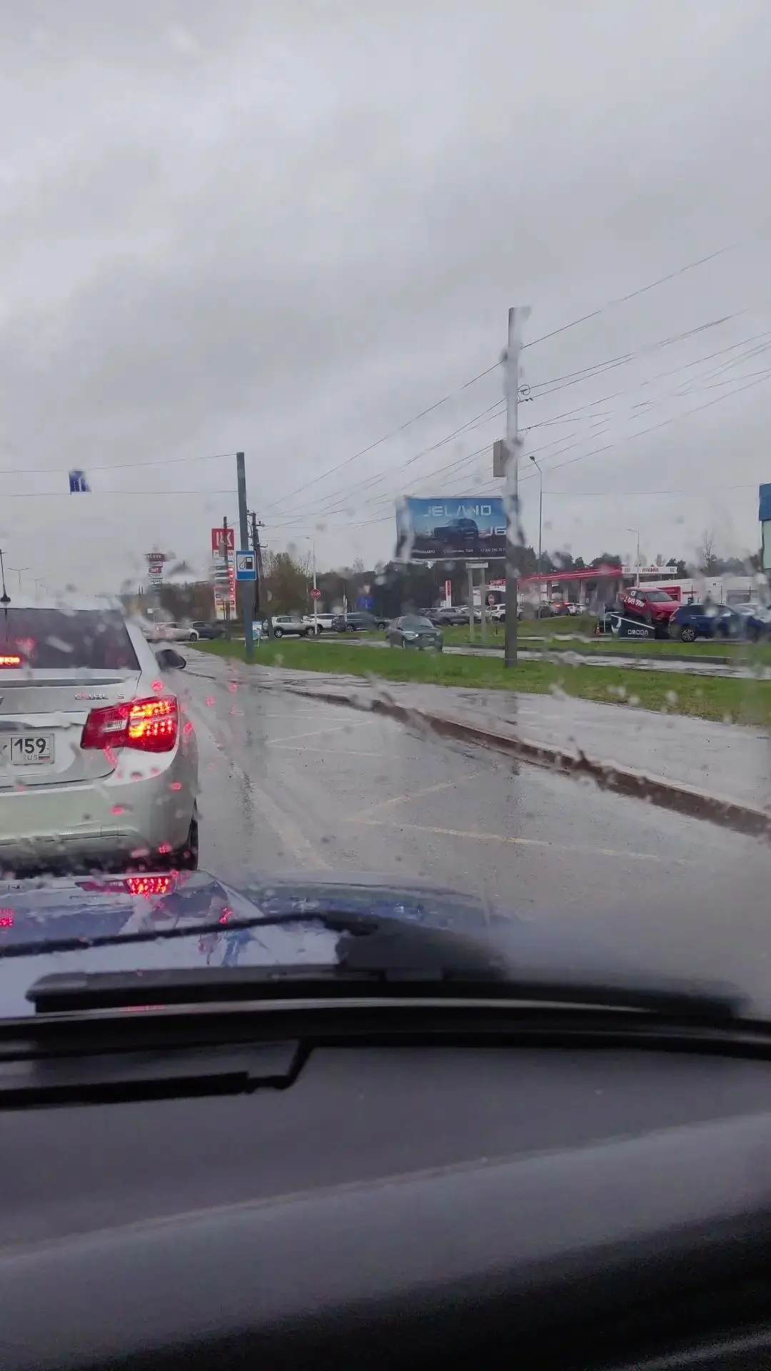 На Спешилова есть весь бензин. Очередь 100 м.