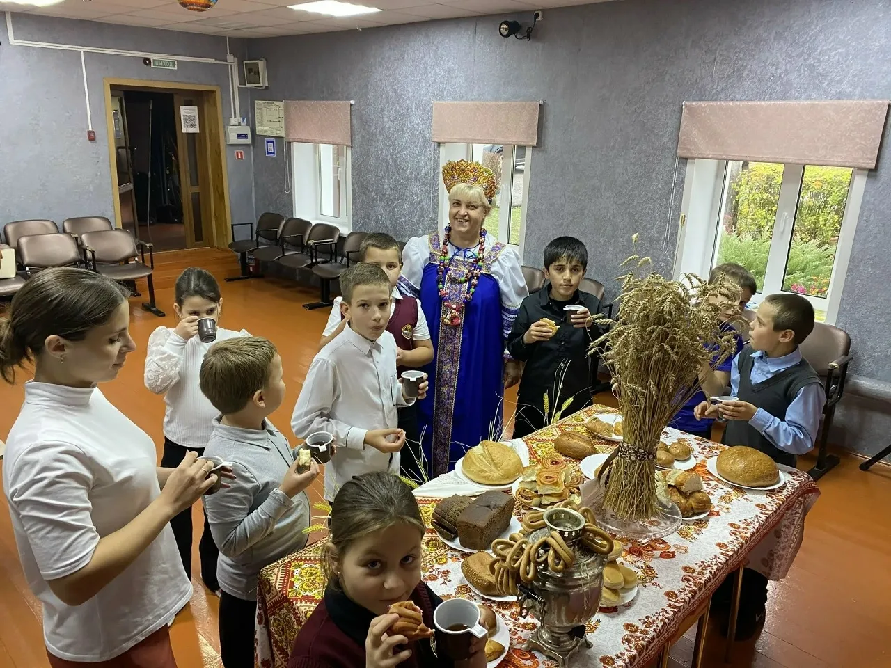 📸 Теляковские школьники встречают День хлеба​