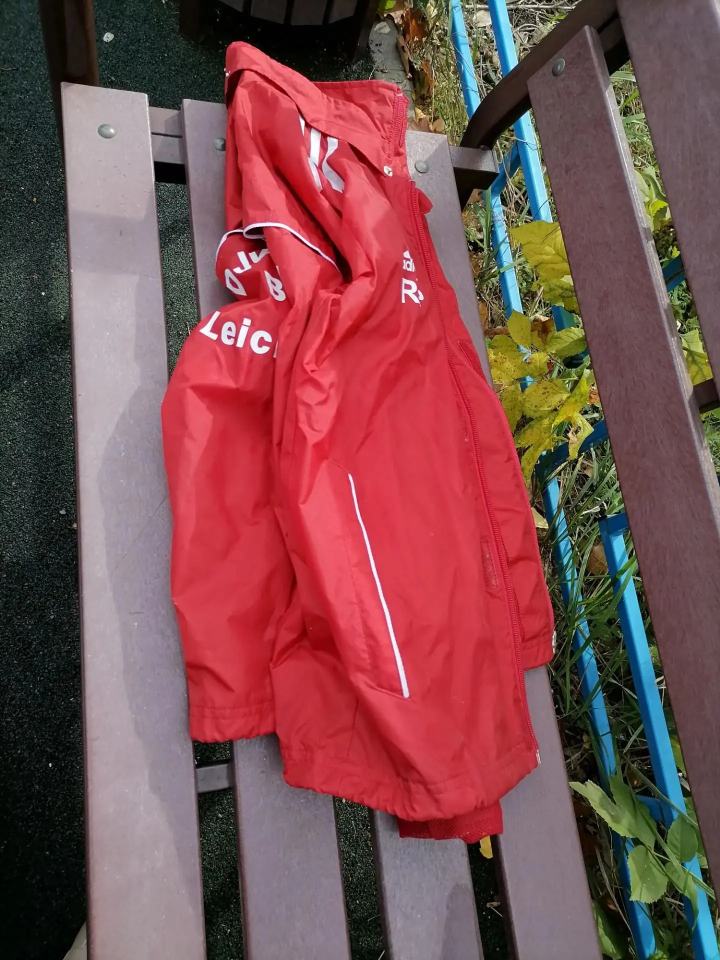На детской площадке нашли  ветровку adidas, детская