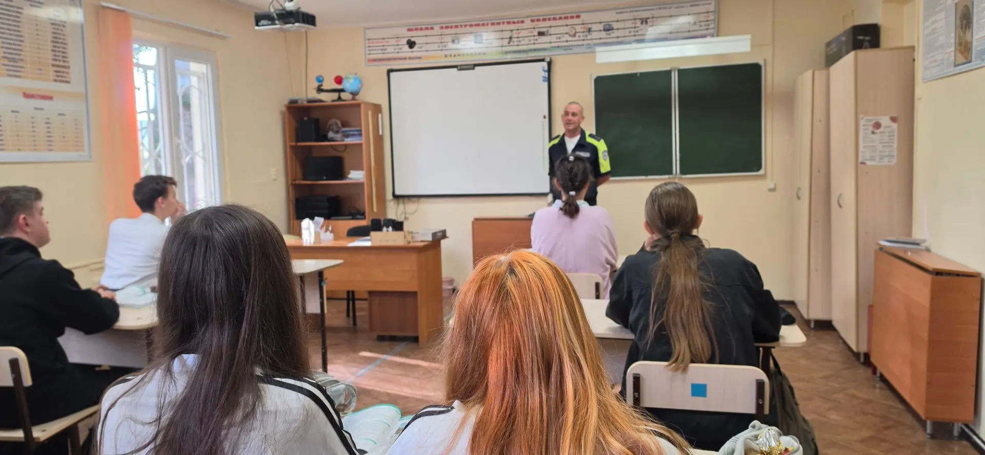 📢 Безопасные каникулы: важная встреча с инспектором ДПС