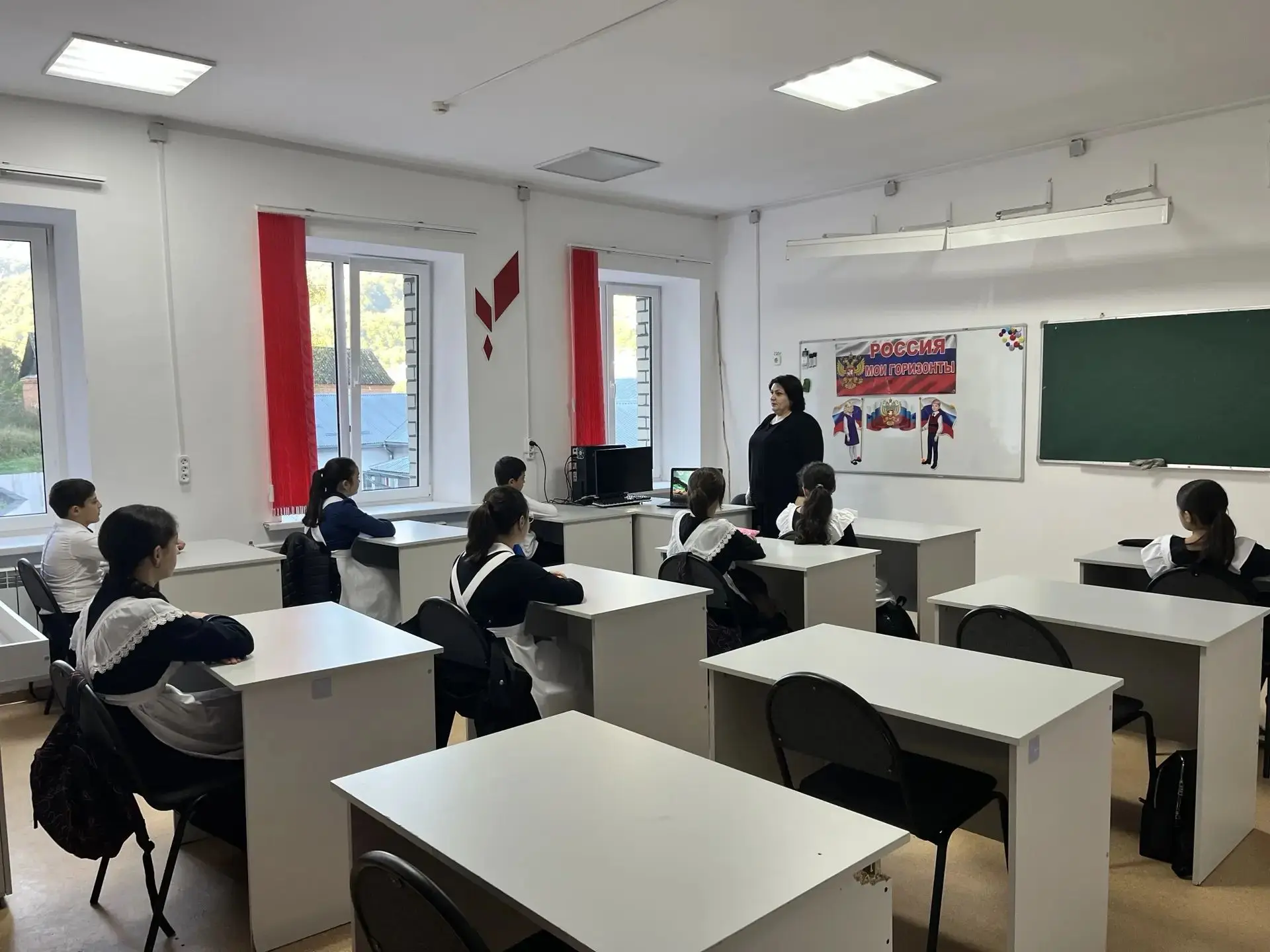 💫 Сегодня, 8 октября, в МБОУ «СОШ а. Нижняя Теберда» в рамках курса внеурочной деятель...
