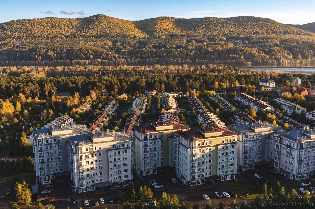 Осенний вечер на лестнице в Удачном в объективе Сергея Филинина 🍁🍂