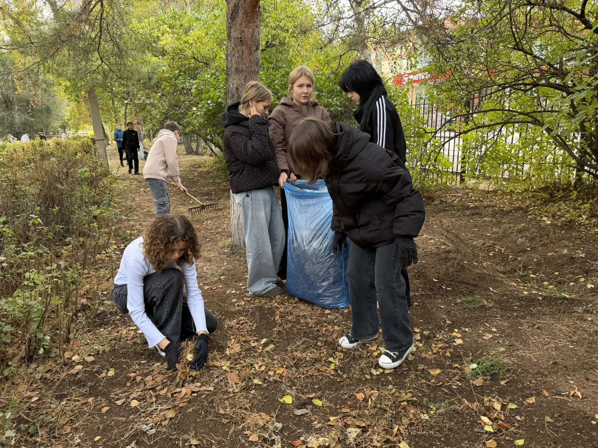 🌿 Сегодня прошёл субботник — и территория вокруг нашей школы преобразилась! 🌿