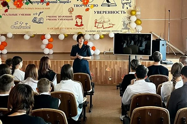 Правовой урок для учеников Многопрофильного лицея поселка Чегдомын провела инспектор уг...