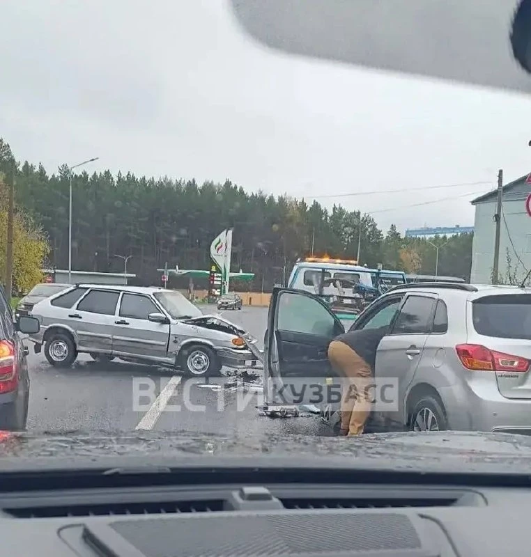 В Кемерове сегодня утром произошло ДТП на бульваре им. академика Л.С. Барбараша