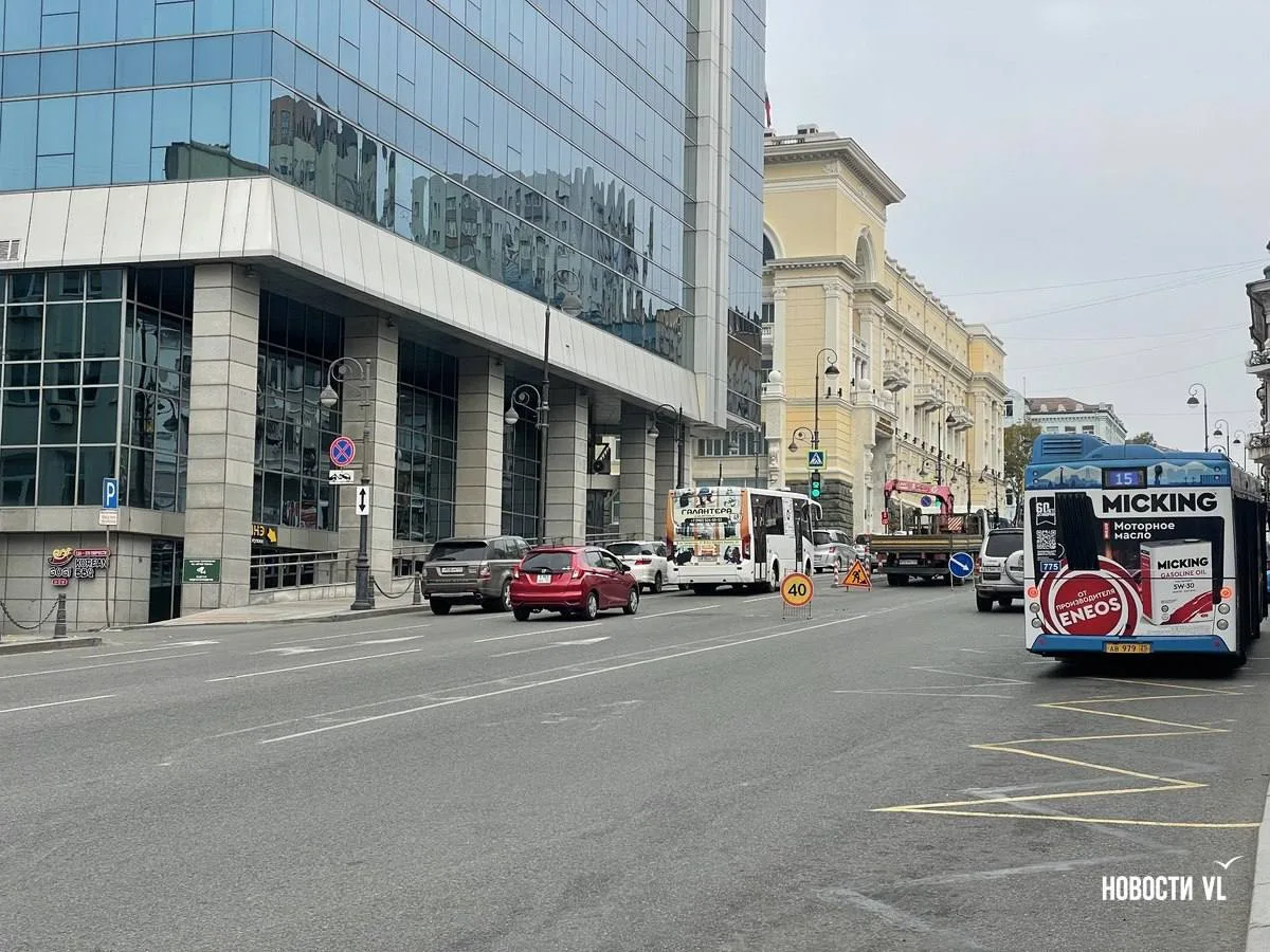 🚧⚠️ Во Владивостоке раскопали полосу на Океанском проспекте возле мэрии