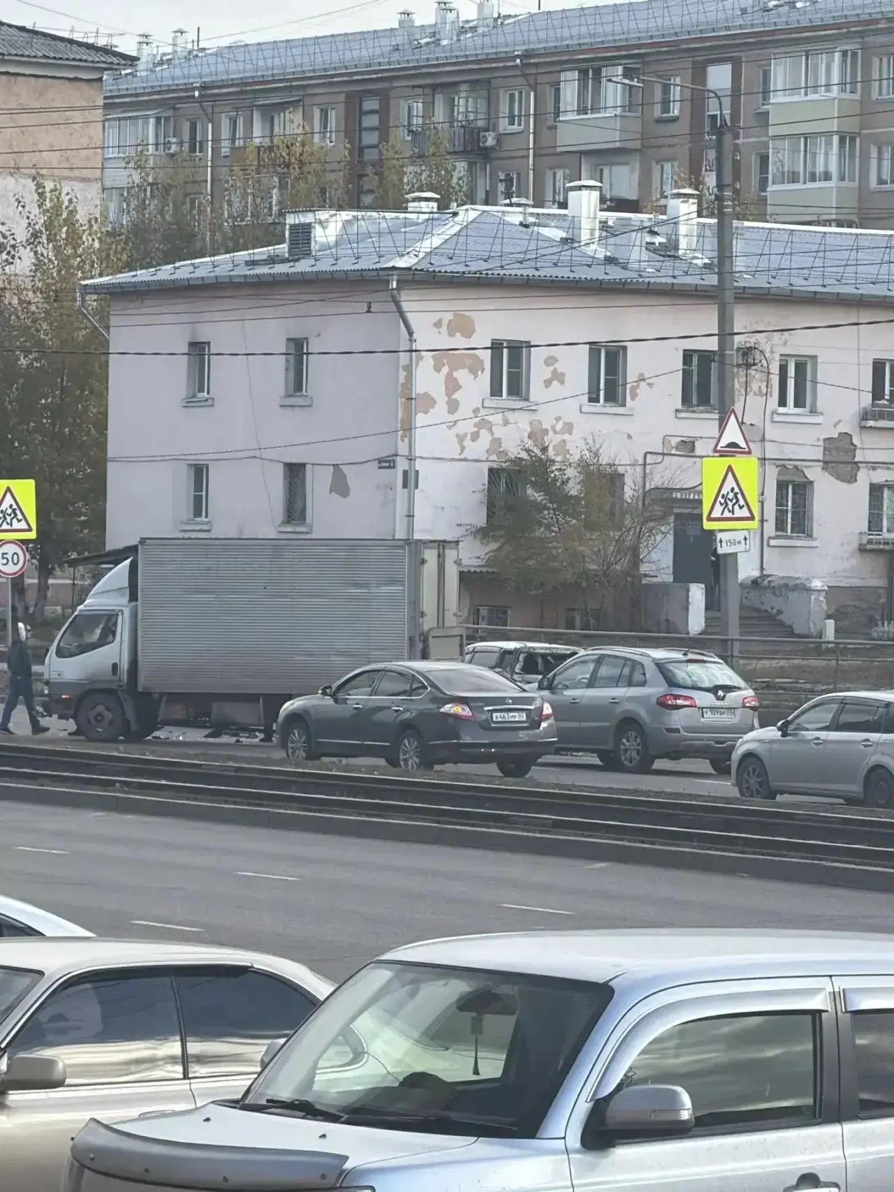 ❗️ Нам пишут: на Боевой из-за ДТП перекрыты три полосы движения в сторону кварталов