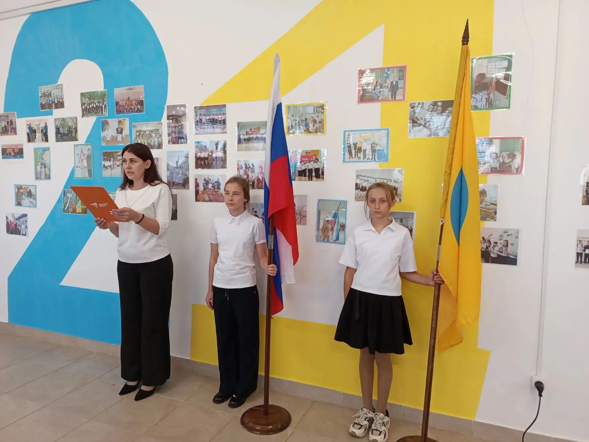 Новая учебная неделя началась с торжественной линейки! Под звуки гимнов Российской Феде...