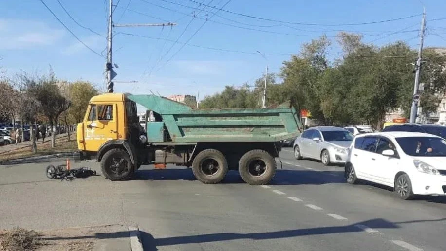 КАМАЗ сбил велосипедиста в Оренбурге