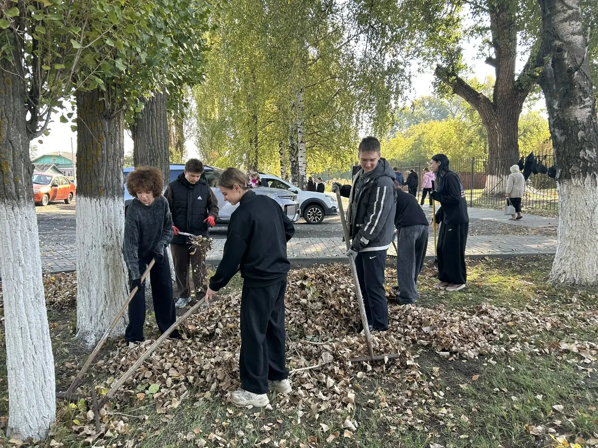 🧹🍂 Сегодня учащиеся 5–11 классов нашей школы вместе с педагогами приняли участие в су...