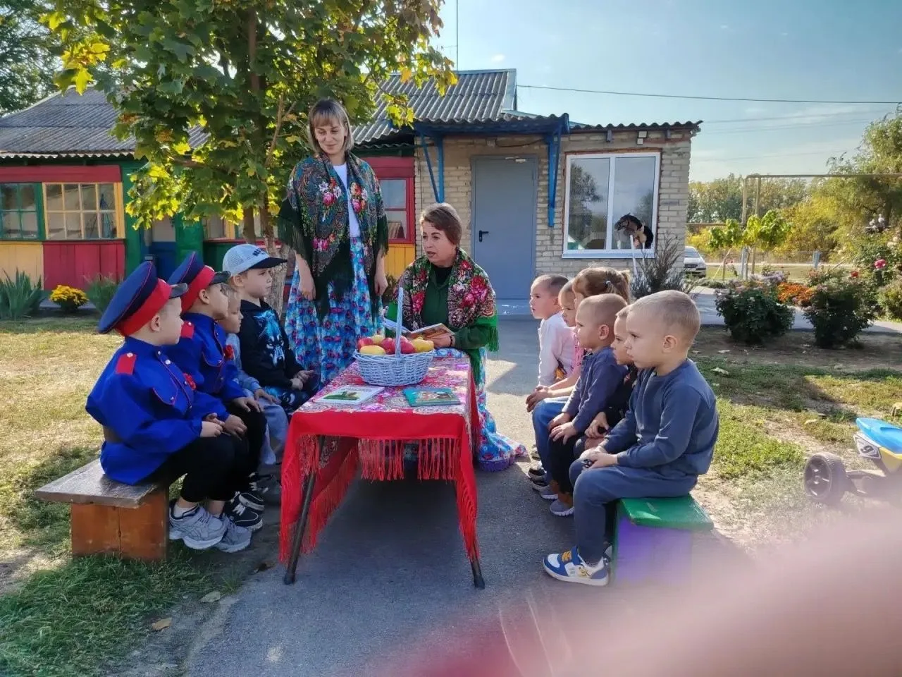 В этот светлый день, 14 октября, сотрудники Морозовского СДК и библиотекарь Ю.П. Бордач...
