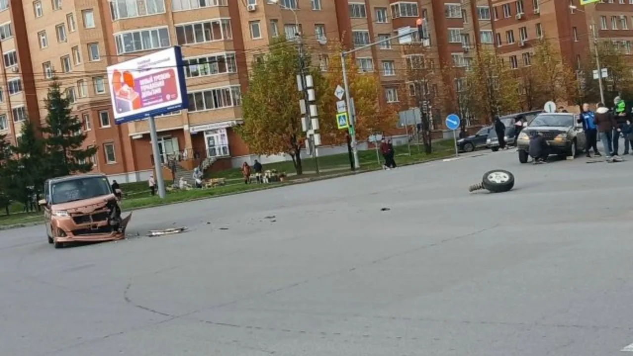 На пересечении улиц Гребенщикова и Тюленина не поделили дорогу кроссовер Lexus и минивэ...