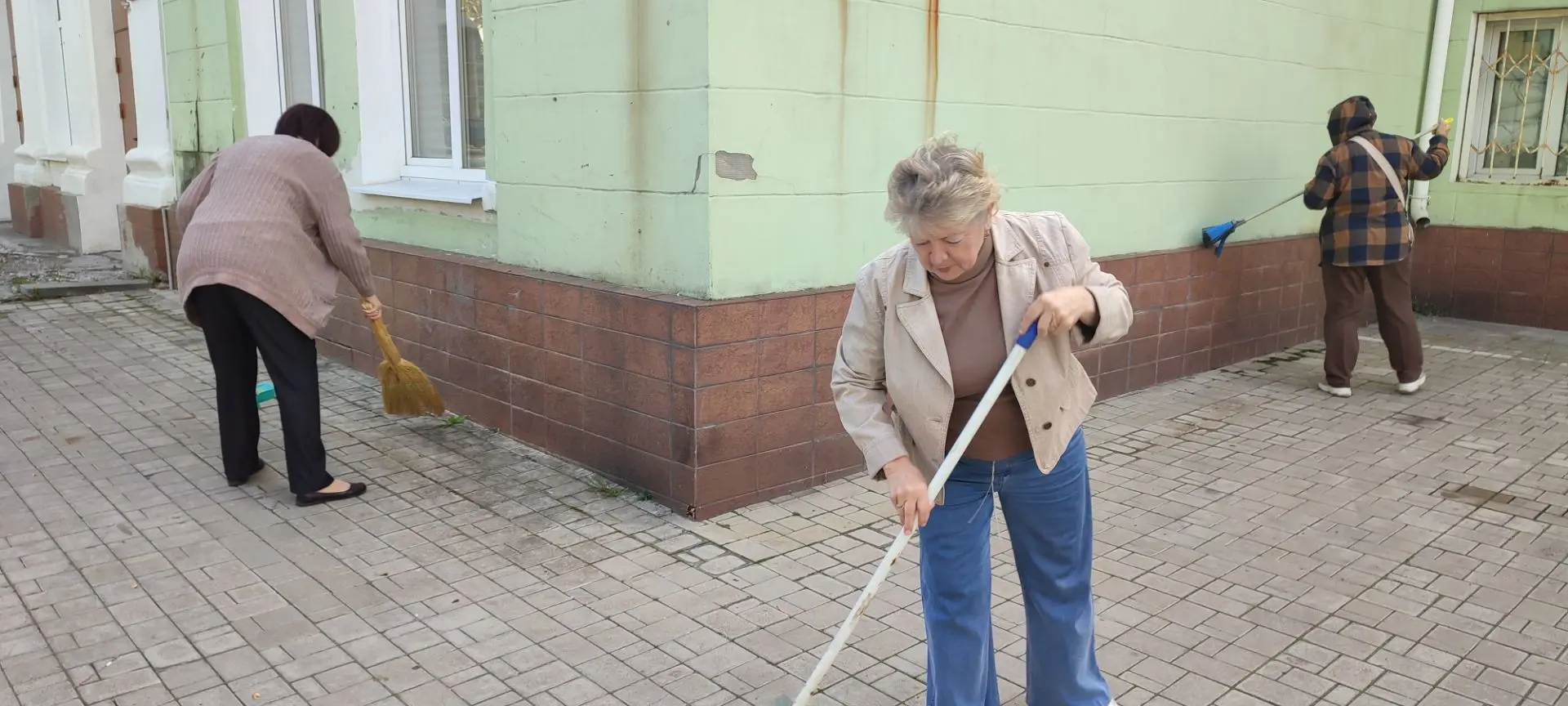 🧹🧹🧹Продолжаем следить за чистотой любимого города. 10 октября сотрудники Донецкого г...