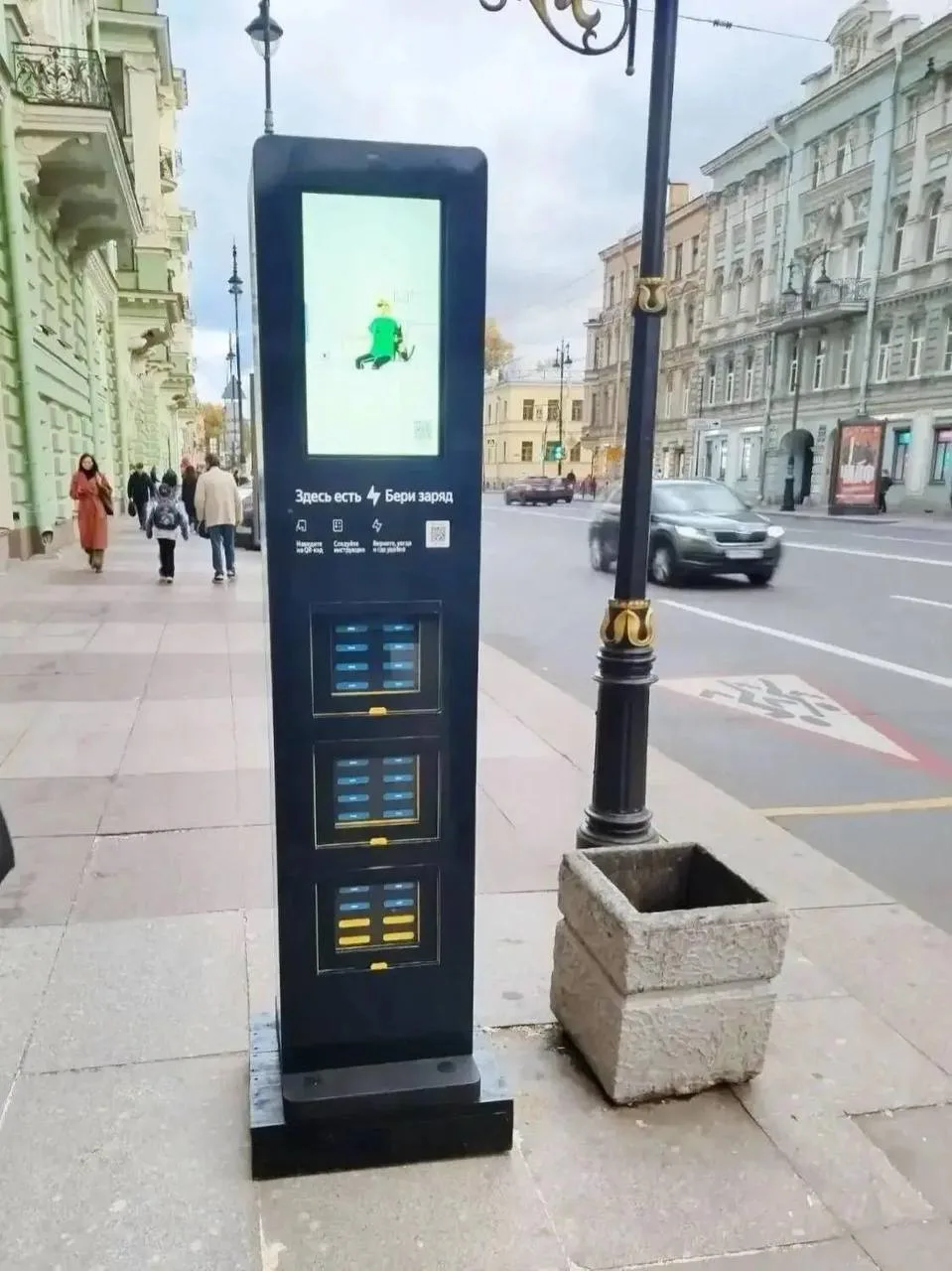 🔋 В Петербурге появились остановки с бесплатными пауэрбанками.
