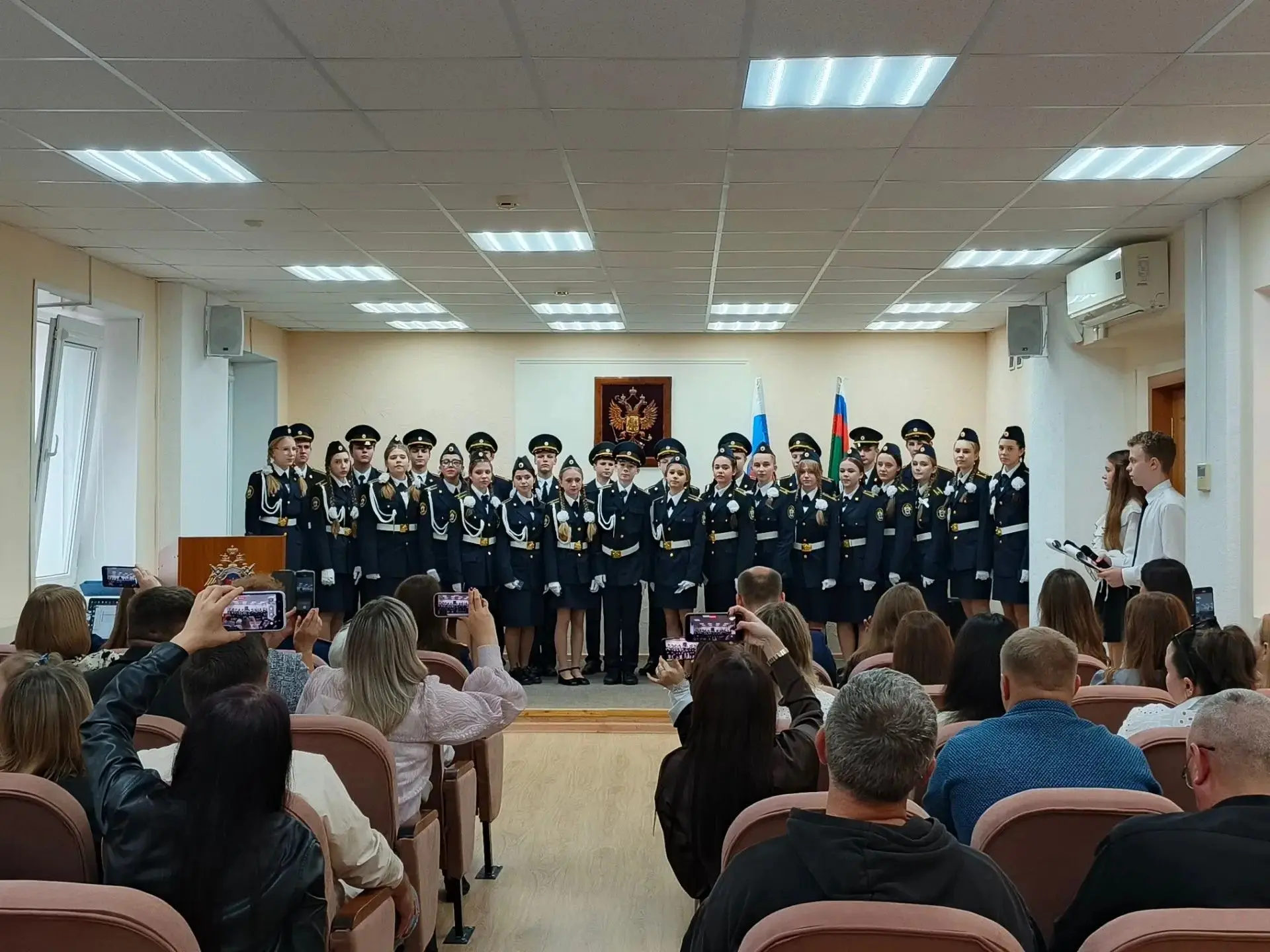 В школе №42 юных курян посвятили в первых кадетов следственного комитета 🫡