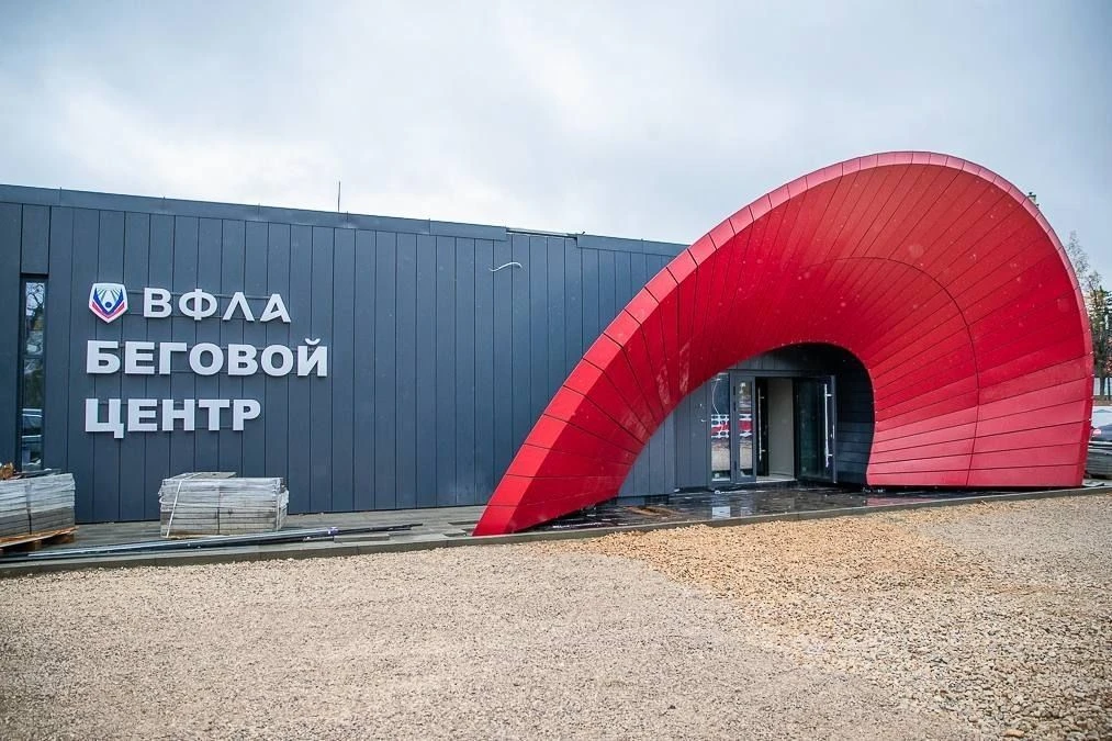 На центральной площади Одинцово завершают строительство бесплатного бегового центра, со...