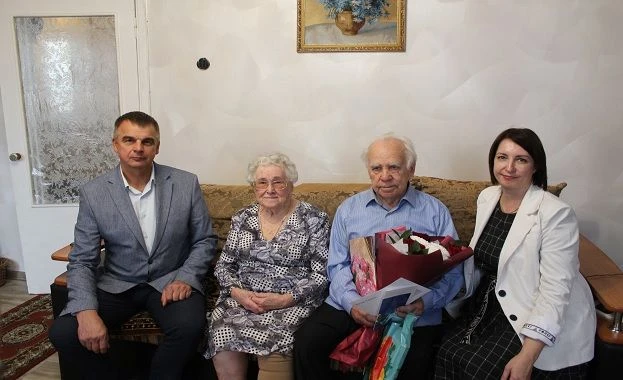 Поздравили жителя Калининского района  труженика тыла Ивана Архиповича Лотова с 95-летием.