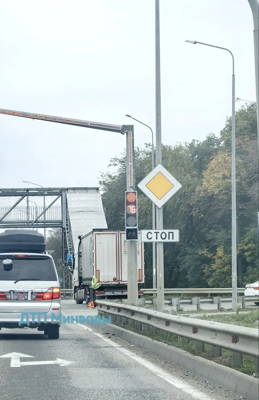 С ночи стоит фура посреди перекрёстка 🚛