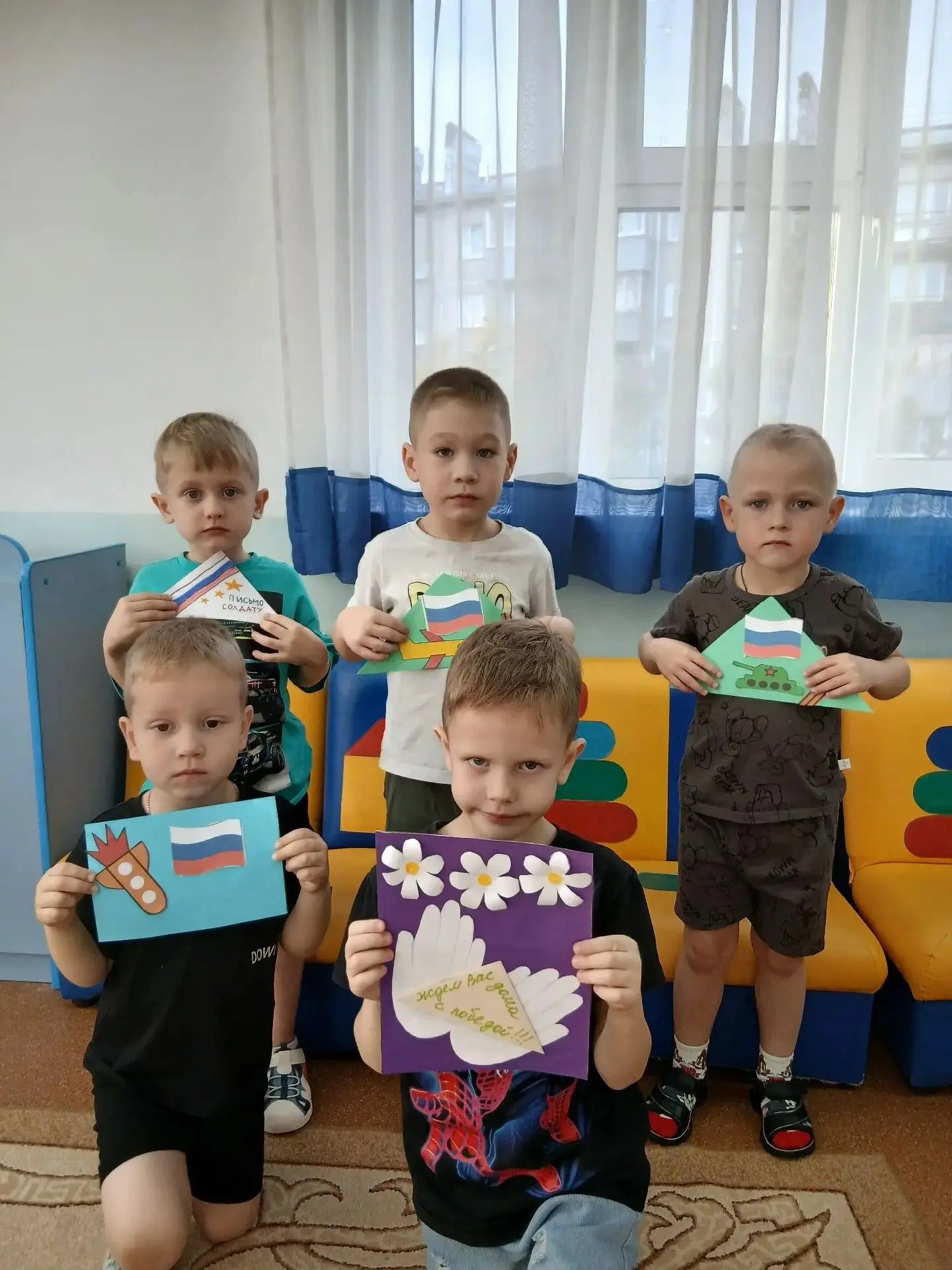 Ребята старшей группы нарисовали рисунки солдатам СВО дома с родителями